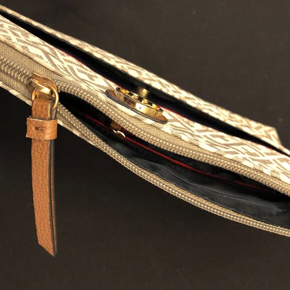 Tommy Hilfiger Monogram Crossbody Purse. - Picture 10 of 11